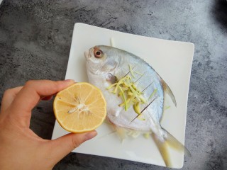 7、清蒸金昌鱼,挤入几滴柠檬汁，去腥