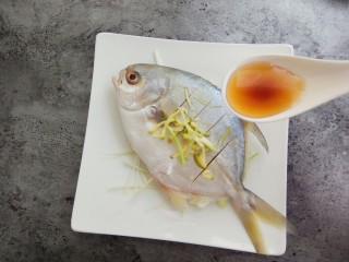 8、清蒸金昌鱼,再来一勺料酒