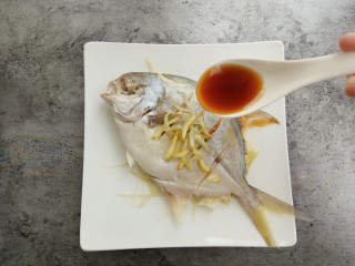 13、清蒸金昌鱼,均匀的浇在金昌鱼上