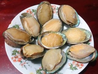 1、蒜蓉粉丝蒸鲍鱼,在市场买到鲜活新鲜的大鲍鱼先用清水冲洗一下