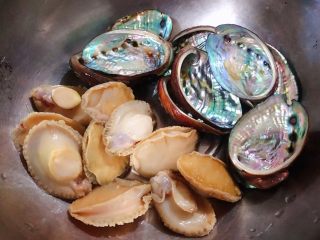 2、蒜蓉粉丝蒸鲍鱼,鲍鱼肉肉从壳中取出将鲍鱼的内脏摘除清洗干净再用小牙刷把鲍鱼壳里外刷洗干净