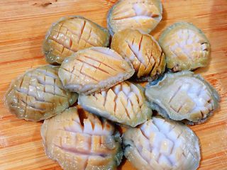 3、蒜蓉粉丝蒸鲍鱼,鲍鱼肉肉的正面切出十字花刀但不要切断哦