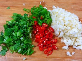 5、蒜蓉粉丝蒸鲍鱼,蒜去皮洗净、香菜、青红辣椒都切出粒状