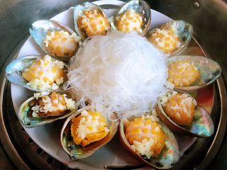 7、蒜蓉粉丝蒸鲍鱼,蒸好的鲍鱼像绽开的花朵一样漂亮