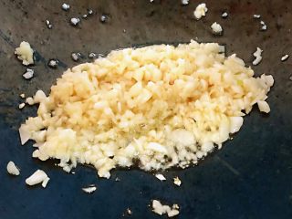 8、蒜蓉粉丝蒸鲍鱼,锅中倒入少许油加热放入剩余的蒜粒爆香