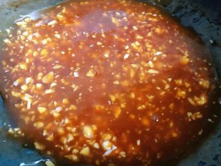 9、蒜蓉粉丝蒸鲍鱼,放入蚝油和一品鲜酱油调味均匀即可