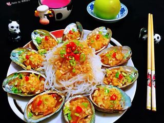 11、蒜蓉粉丝蒸鲍鱼,最后将香菜、青红辣椒粒撒上就大功告成了