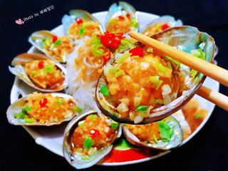 12、蒜蓉粉丝蒸鲍鱼,鲍鱼肉肉入口鲜嫩味美混搭着粉丝一起吃那就是一个绝配噢