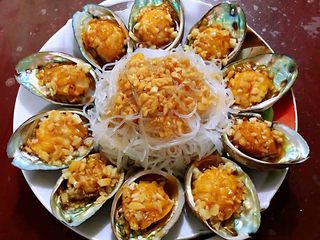 10、蒜蓉粉丝蒸鲍鱼,调好的料汁均匀的淋在鲍鱼和粉丝上面