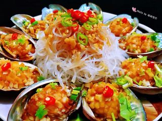 13、蒜蓉粉丝蒸鲍鱼,蒜蓉粉丝蒸鲍鱼是一道宴客必备的拿手大菜