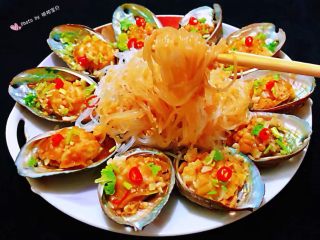 14、蒜蓉粉丝蒸鲍鱼,粉丝爽滑细腻鲜美的口感让人回味无穷