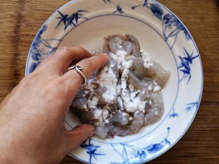 5、玉米炒虾仁,将处理好的虾仁加一点淀粉和一丢丢料酒抓拌均匀至上浆。