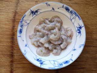 6、玉米炒虾仁,腌制15-20分钟。