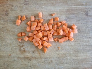 7、玉米炒虾仁,胡萝卜切小丁。