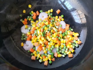 11、玉米炒虾仁,加入焯好的蔬菜。