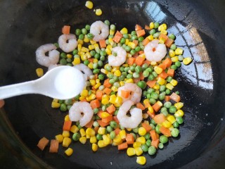 12、玉米炒虾仁,加入适量盐。