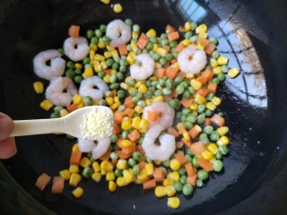 13、玉米炒虾仁,加入适量鸡精。