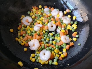 14、玉米炒虾仁,大火快手翻炒均匀。