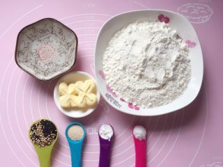 1、芝麻苏打饼干,所有食材准备好。