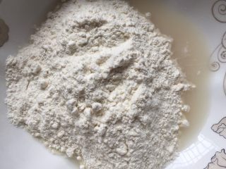 3、芝麻苏打饼干,再将盐、苏打粉、低筋面粉一起加入。