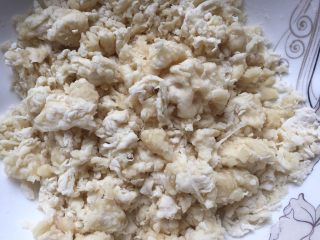 5、芝麻苏打饼干,然后加入黄油拌匀