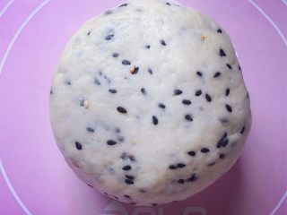 7、芝麻苏打饼干,用手和成光滑的面团。