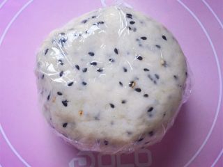 8、芝麻苏打饼干,包上保鲜膜，常温下松弛一小时。