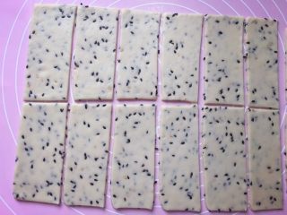 10、芝麻苏打饼干,用刀将面皮四周不整齐的地方修掉，然后切成长方块。