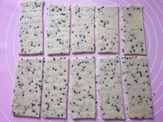 11、芝麻苏打饼干,用叉子在每个面片表面戳上小孔。