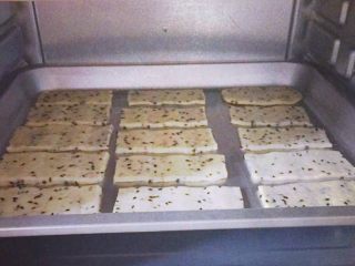 13、芝麻苏打饼干,将烤盘放入预热好的烤箱中层，上下火200度，烤10分钟至饼干松脆即可。