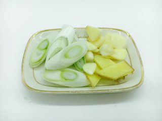 7、茄汁焖大虾,把葱切段,姜切片,蒜切片。