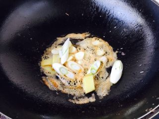 12、茄汁焖大虾,锅里留底油,爆香佐料。