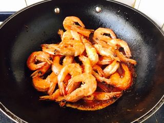 18、茄汁焖大虾,放入炸好的虾