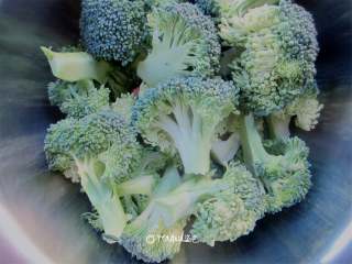 1、西兰花拌木耳,西兰花掰小朵