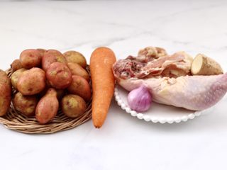 1、啤酒红烧小土豆鸡腿,首先备齐所有的食材。