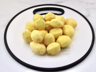 2、啤酒红烧小土豆鸡腿,小土豆去皮后洗净。