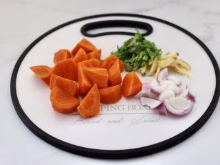 3、啤酒红烧小土豆鸡腿,胡萝卜切滚刀块，洋葱切碎，姜切丝，香菜切段。