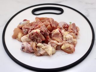 4、啤酒红烧小土豆鸡腿,把鸡腿用刀斩小块。