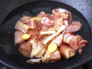 5、啤酒红烧小土豆鸡腿,锅中倒入适量的清水，放入鸡块，加入料酒和少许盐，葱姜。