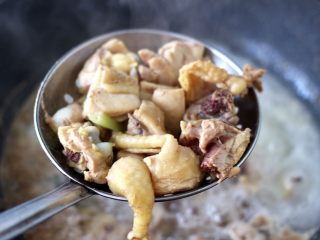 6、啤酒红烧小土豆鸡腿,大火烧开后煮1分钟，捞出过冷水后沥干水分。