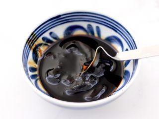 7、啤酒红烧小土豆鸡腿,现在来调汤汁，碗里倒入生抽和老抽，蚝油和白糖，盐混合搅拌均匀。