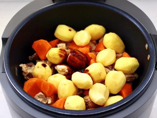 11、啤酒红烧小土豆鸡腿,倒入调料汁。