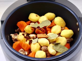 12、啤酒红烧小土豆鸡腿,放入草寇和桂皮，香叶和八角，花椒。