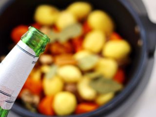 13、啤酒红烧小土豆鸡腿,倒入一瓶啤酒。