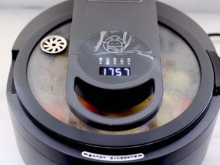 14、啤酒红烧小土豆鸡腿,盖上盖子，一键启动红烧模式。