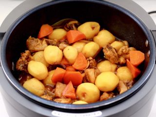 15、啤酒红烧小土豆鸡腿,时间到，打开盖子，真的是汤汁浓郁色泽诱人。