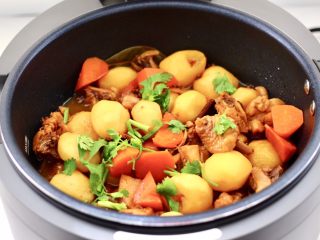 16、啤酒红烧小土豆鸡腿,撒上香菜段即可。