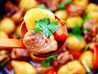 17、啤酒红烧小土豆鸡腿,一道红烧小土豆鸡腿就出锅咯，好吃到舔碗。