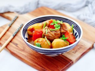 18、啤酒红烧小土豆鸡腿,香味扑鼻而来，一不小心米饭又多吃了两碗～(*^o^*)