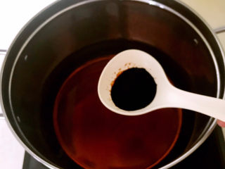 10、酱香猪蹄,加入老抽